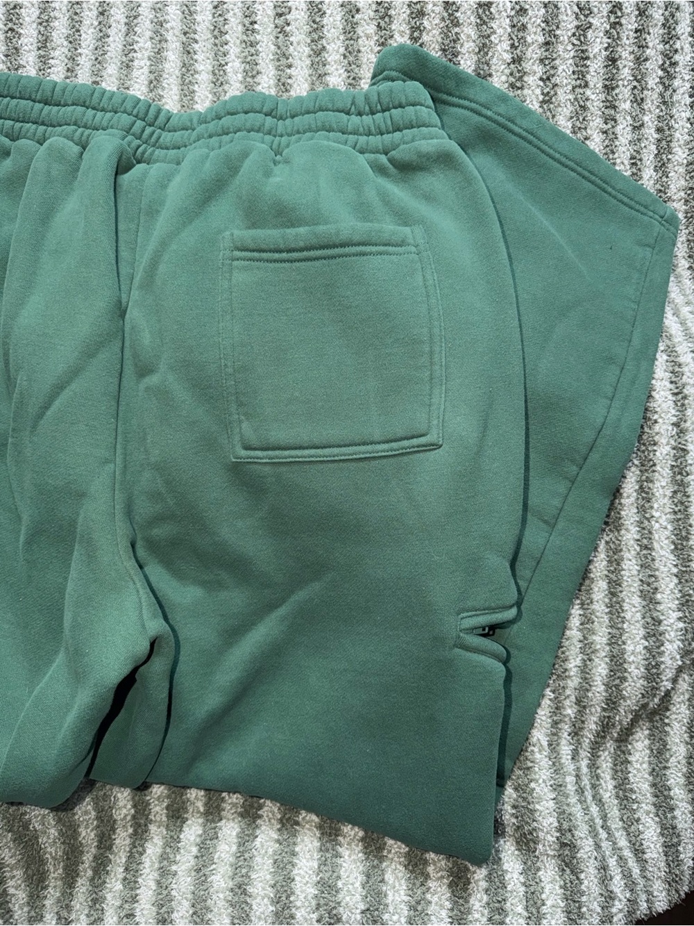 woman’s green Comfrt sweatpants - Picture 4 of 5